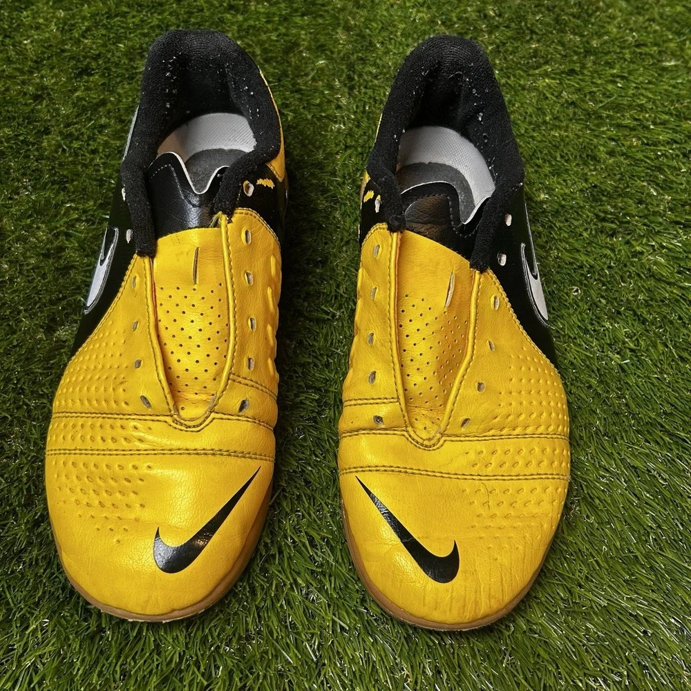 NIKE Indoor Soccer Celts CTR360 LIBRETTO III IC‎ CITRUS/WHITE/BLACK Size 5Y